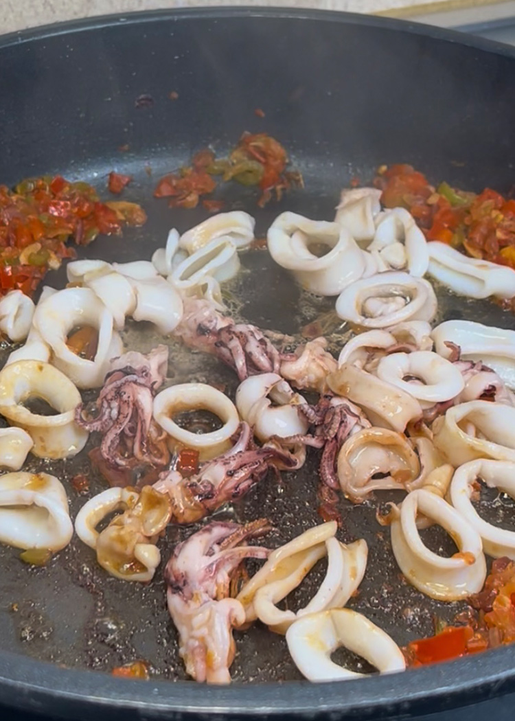 Paso 4 de la receta Paella de marisco tradicional y jugosa con todo el sabor del mar