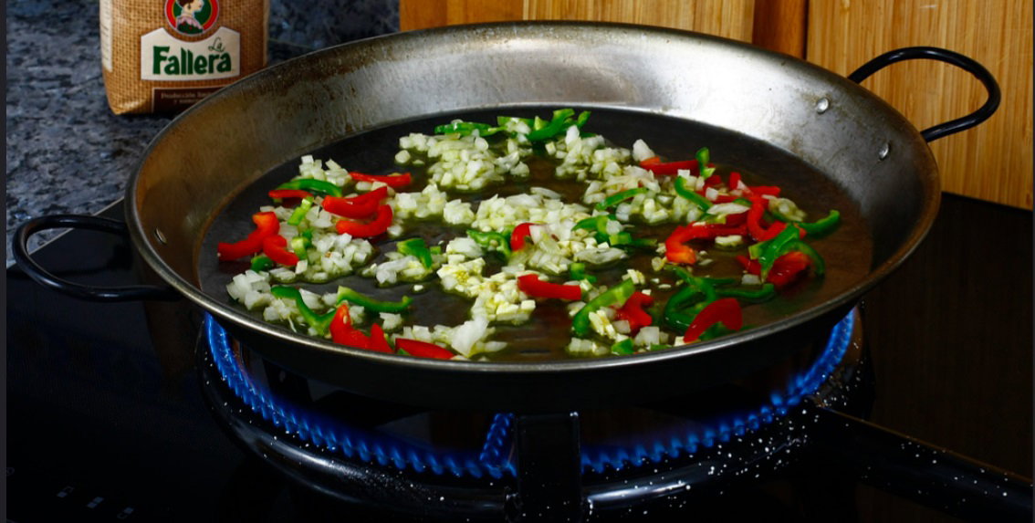 Paso 4 de la receta Paella de marisco tradicional valenciana