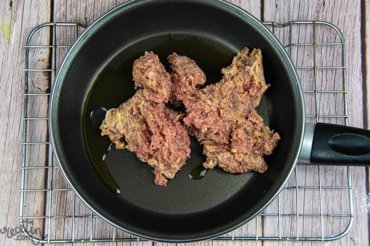 Paso 1 de la receta Rollitos de calabacín rellenos de carne y queso fundido de momia