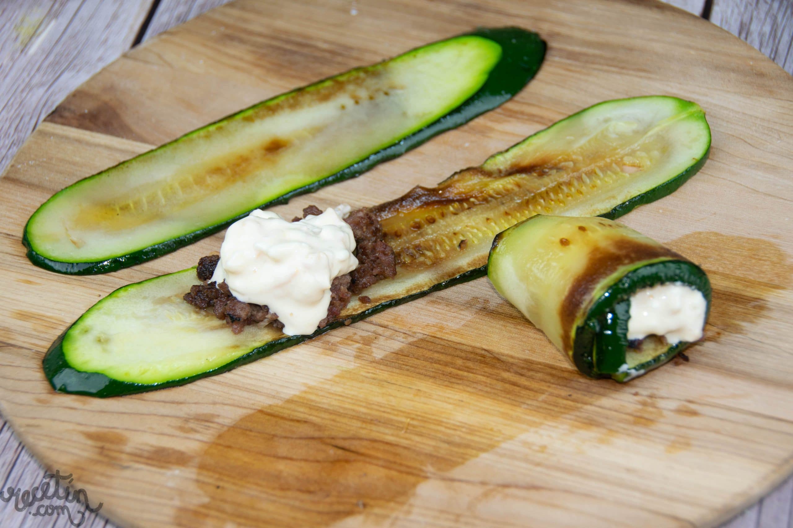 Paso 5 de la receta Rollitos de calabacín rellenos de carne y queso fundido de momia