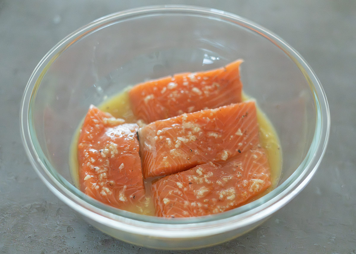 Paso 2 de la receta Salmón al horno con patatas y romero