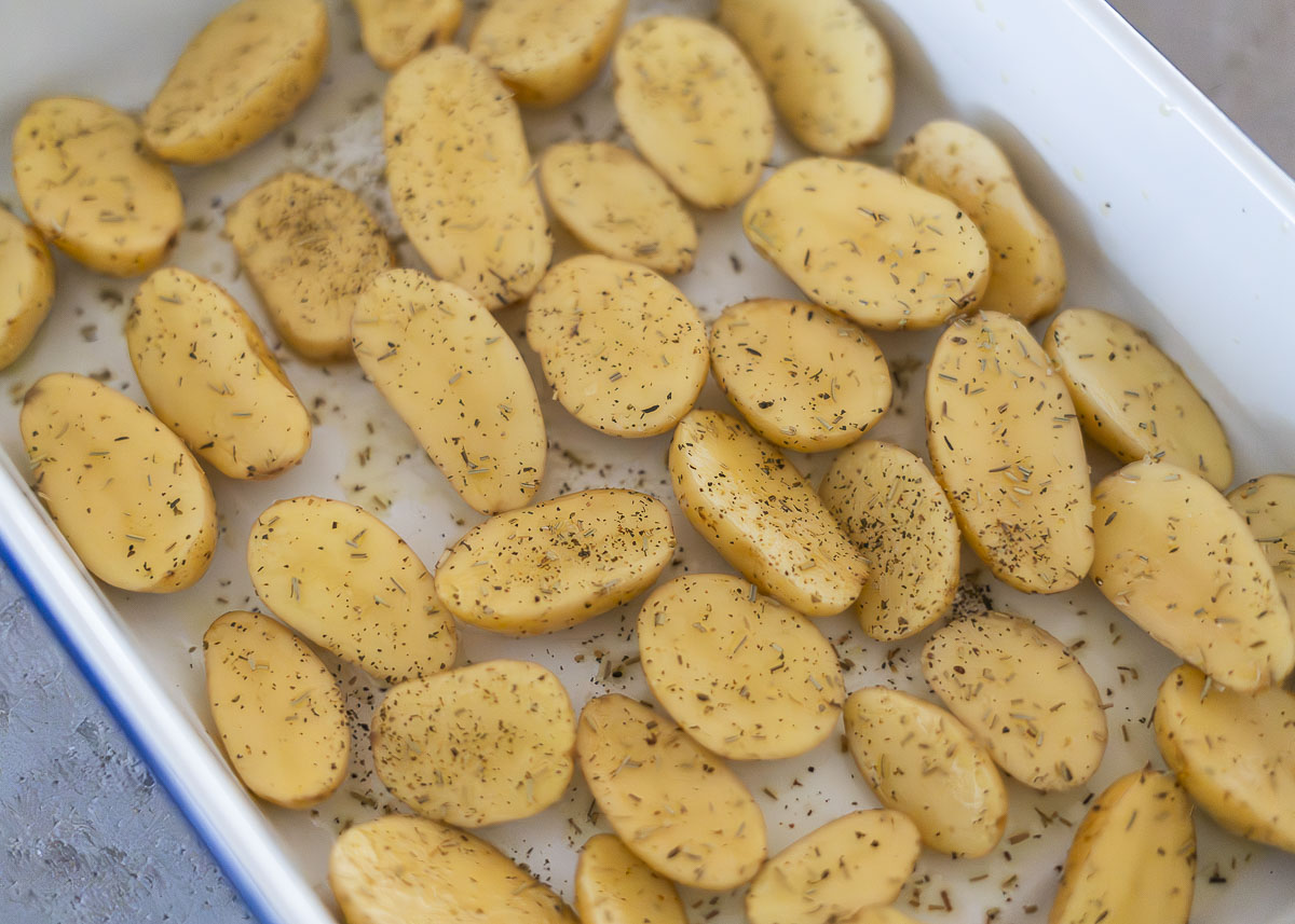 Paso 3 de la receta Salmón al horno con patatas y romero