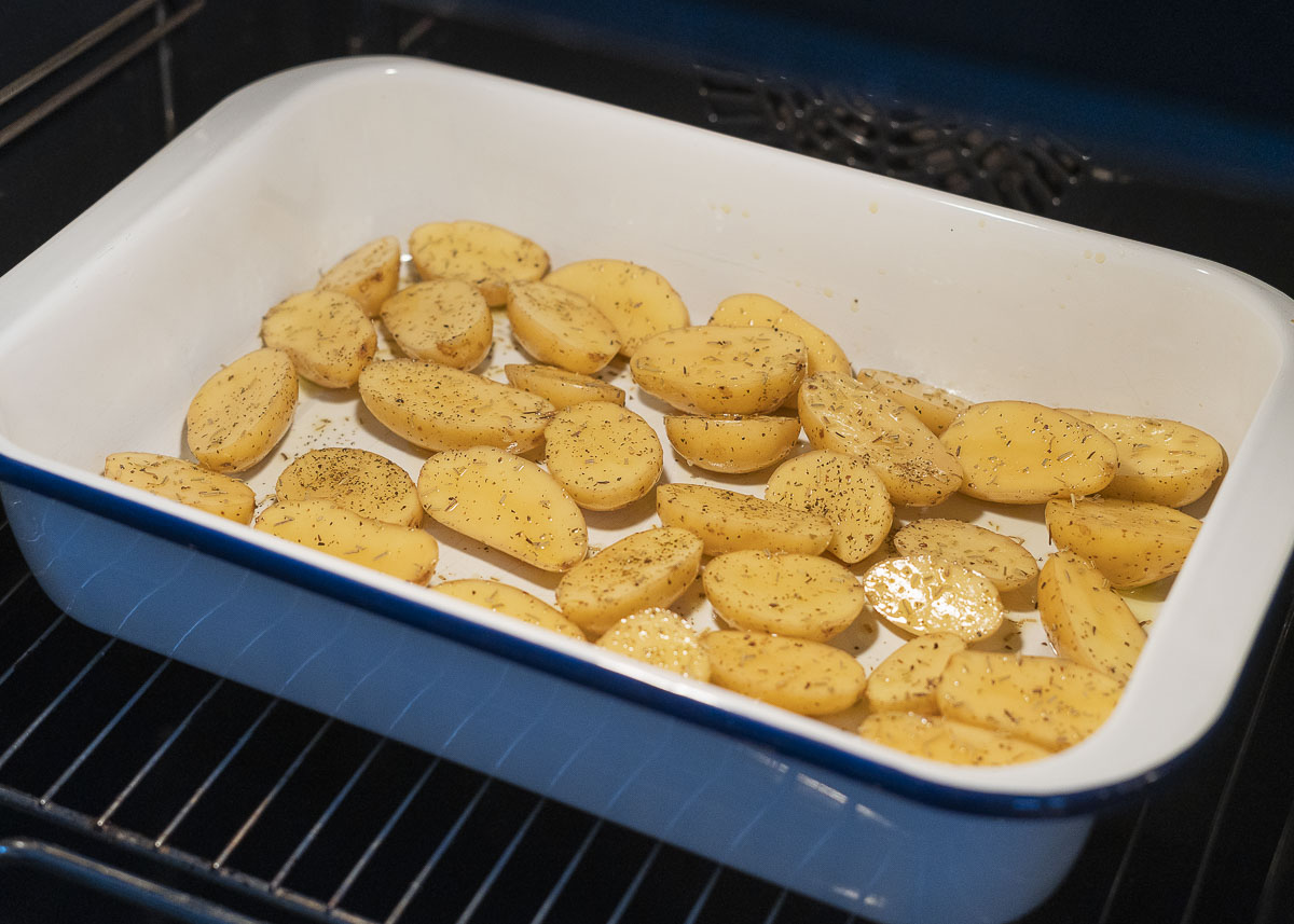 Paso 4 de la receta Salmón al horno con patatas y romero