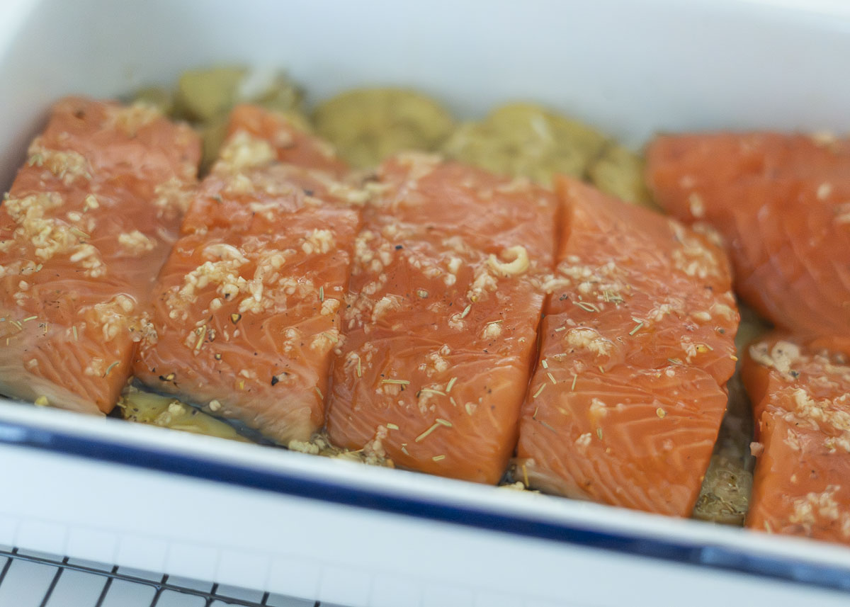 Paso 5 de la receta Salmón al horno con patatas y romero