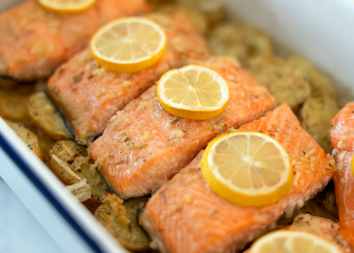 Paso 6 de la receta Salmón al horno con patatas y romero
