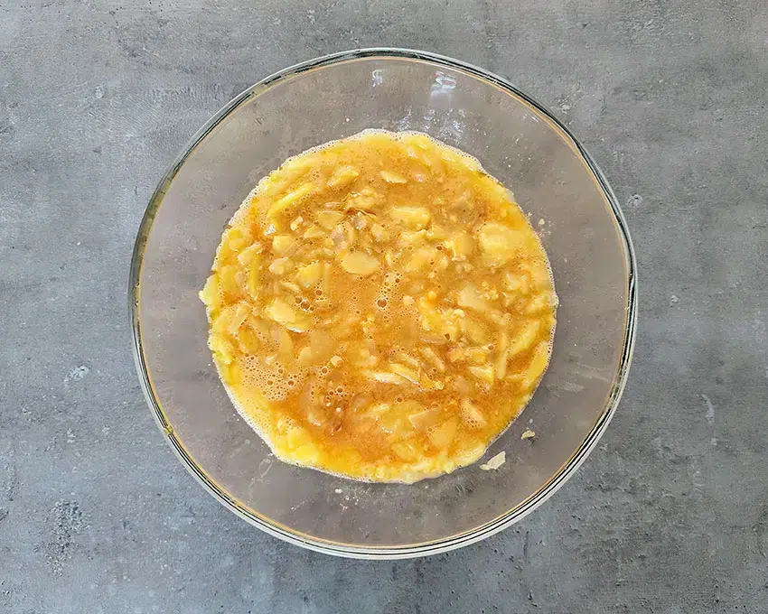 Paso 2 de la receta Tortilla de patatas jugosa: receta tradicional con el punto perfecto