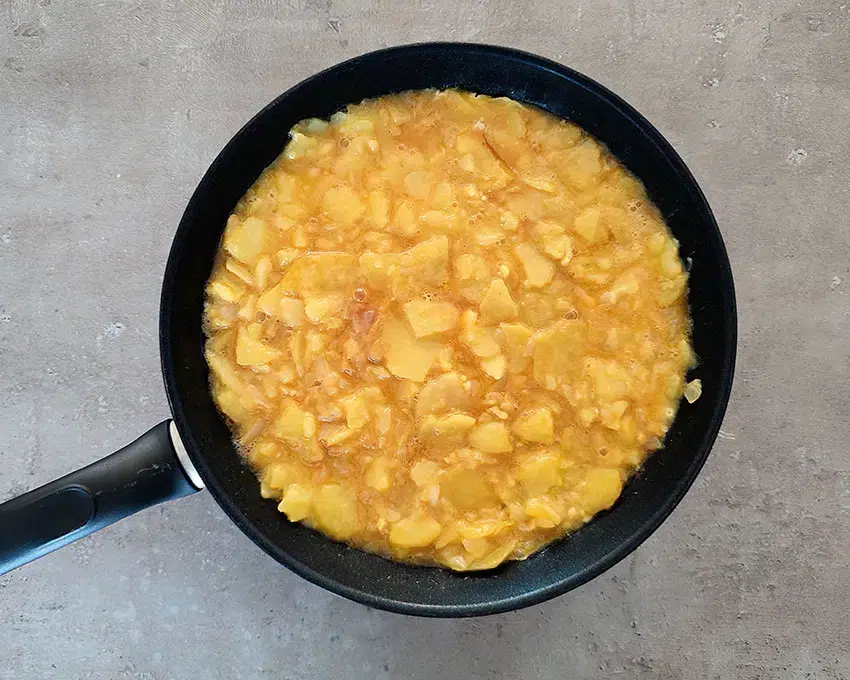 Paso 3 de la receta Tortilla de patatas jugosa: receta tradicional con el punto perfecto