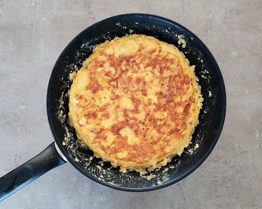 Paso 4 de la receta Tortilla de patatas jugosa: receta tradicional con el punto perfecto