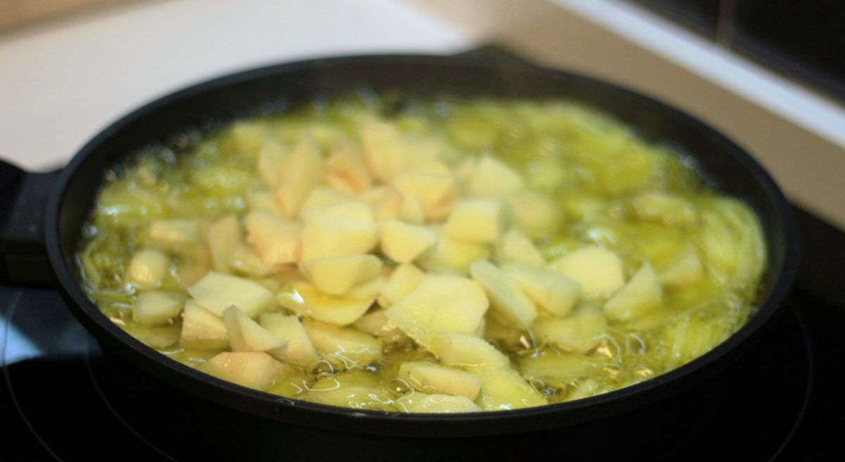 Paso 2 de la receta Tortilla española jugosa con cebolla: La receta definitiva